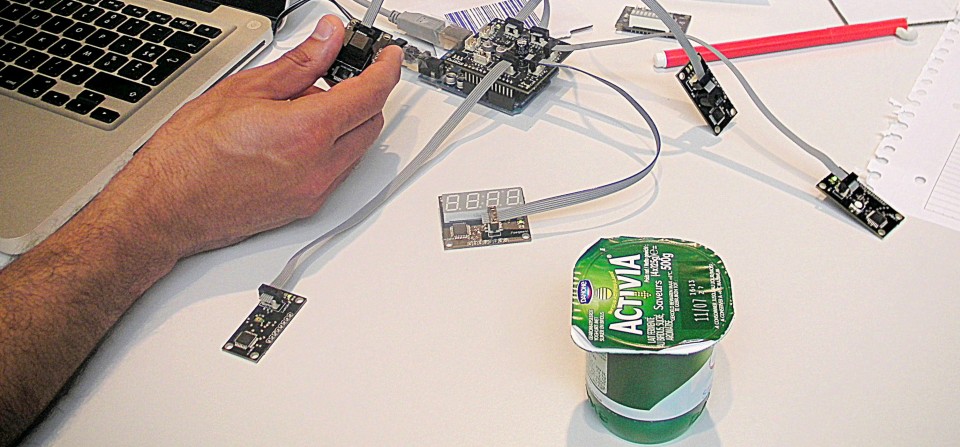 Un creatif de chez ETO fait les derniers réglages avant un test Arduino
